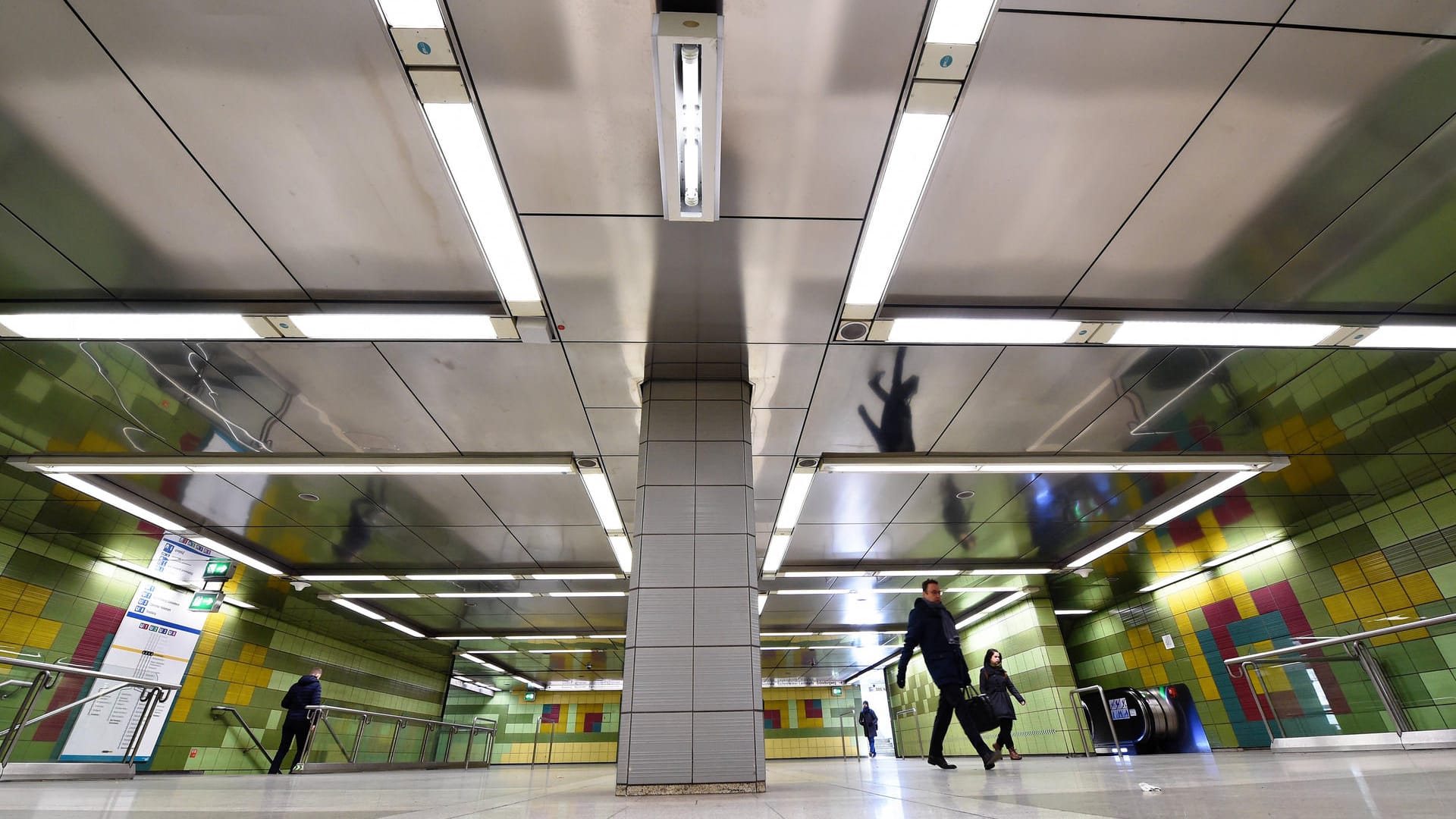 Die U-Bahn-Stationen "Grüneburgweg" in Frankfurt: Der Fahrbetrieb wurde stellenweise in beide Richtungen eingestellt.