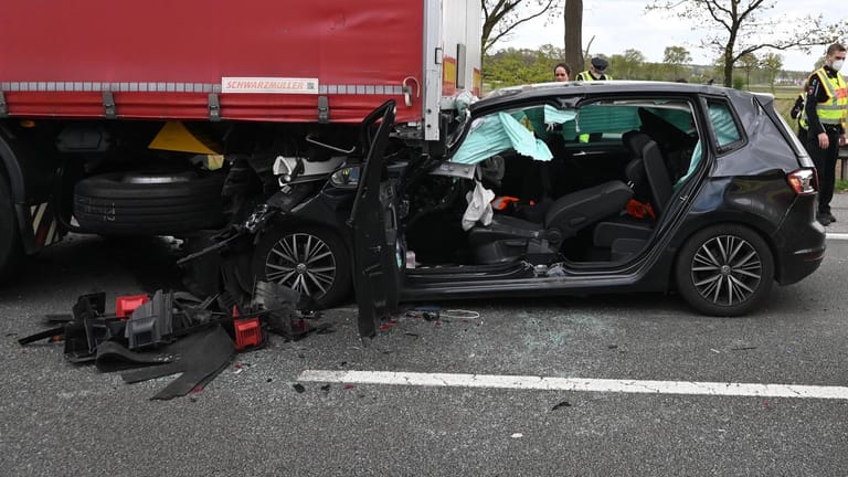 Im Rückstau hat sich ein weiterer Unfall ereignet: Eine Frau ist mit ihrem VW Golf auf einen Sattelschlepper aufgefahren.