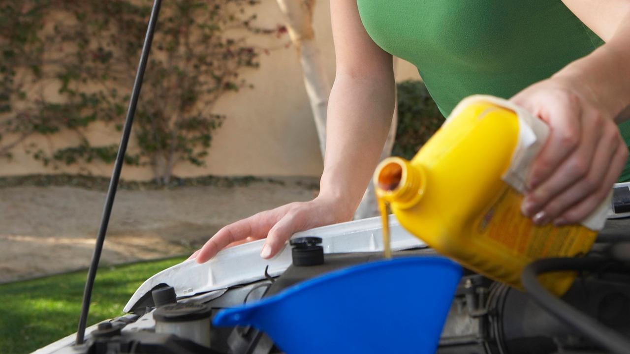 Motoröl: Bei den Wechselintervallen und der genauen Spezifikation sollten sich Autofahrer penibel an die Angaben der Hersteller halten.