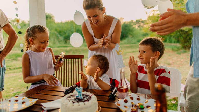 Geburtstagfeier: Eltern organisieren oft ein kleines Fest, wenn ihr Nachwuchs ein Jahr alt wird.