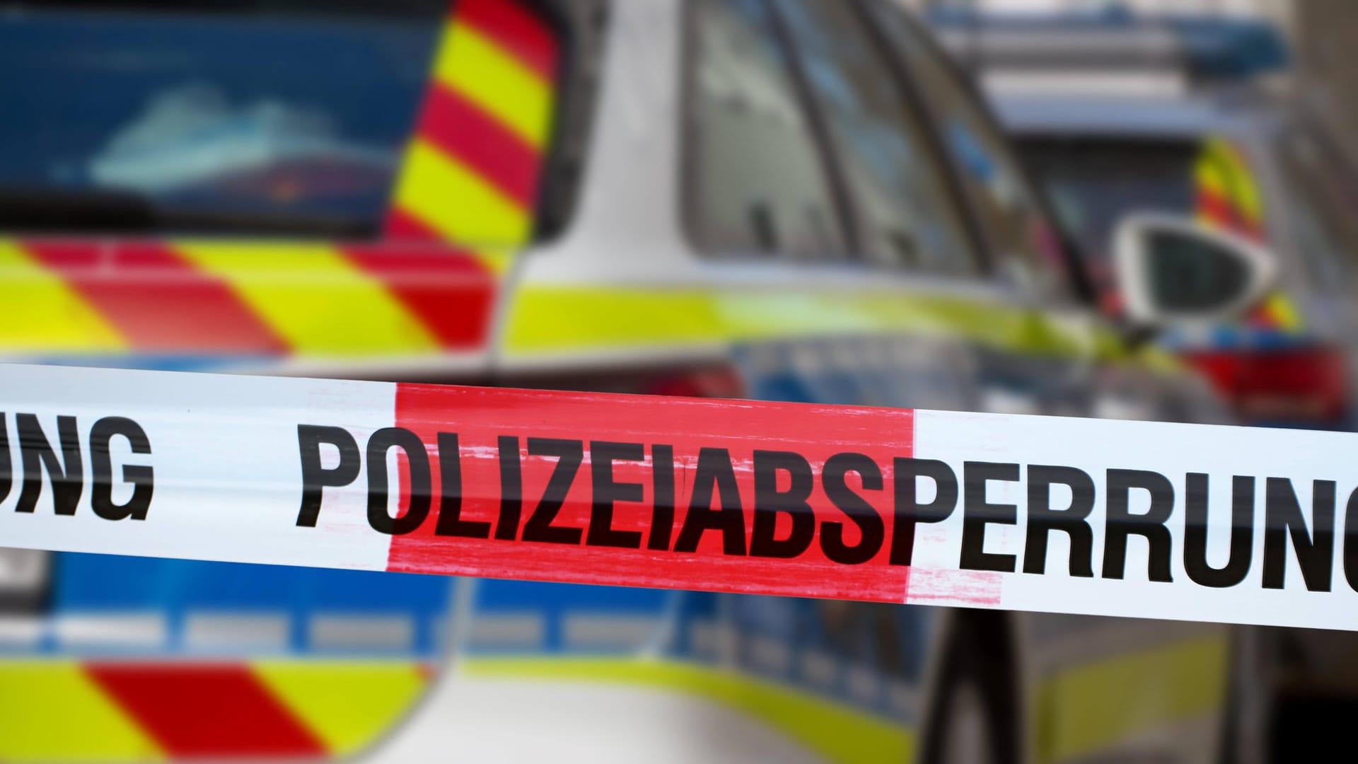 Polizeiabsperrung mit Polizeiauto im Hintergrund (Symbolbild): Die Ermittlungen zu dem Unfall dauern noch an. Polizeiabsperrung mit Polizeiauto im Hintergrund (Symbolbild): Die Ermittlungen zu dem Unfall dauern noch an.