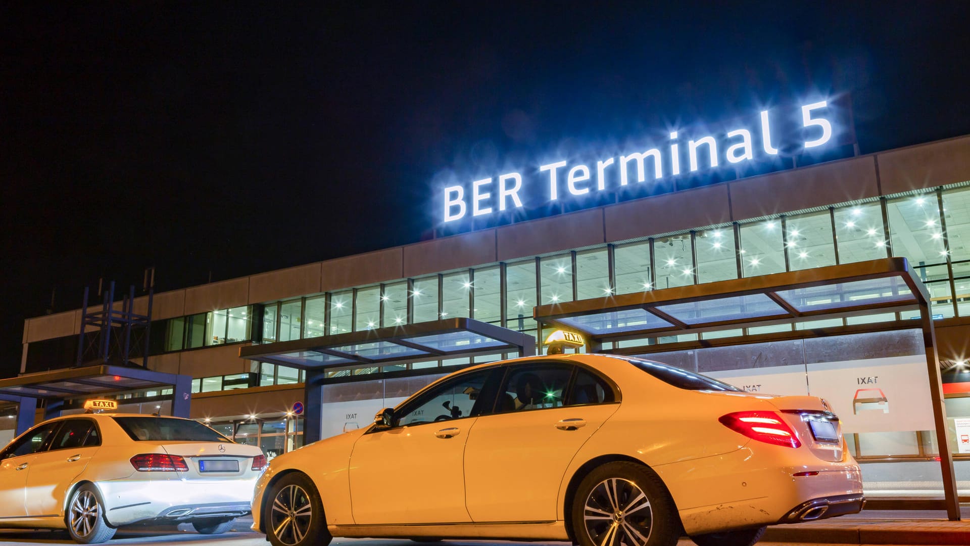 Taxis vor dem BER-Terminal 5 (Archivbild): Festpreise für bestimmte Verbindungen gibt es zunächst nicht.