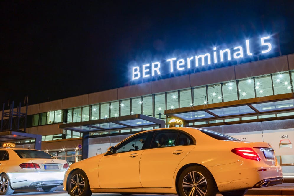 Taxis vor dem BER-Terminal 5 (Archivbild): Festpreise für bestimmte Verbindungen gibt es zunächst nicht.