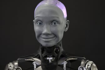 Der humanoide Roboter AMECA (Archivbild): Der hochentwickelte Roboter wird in Nürnberg ausgestellt.