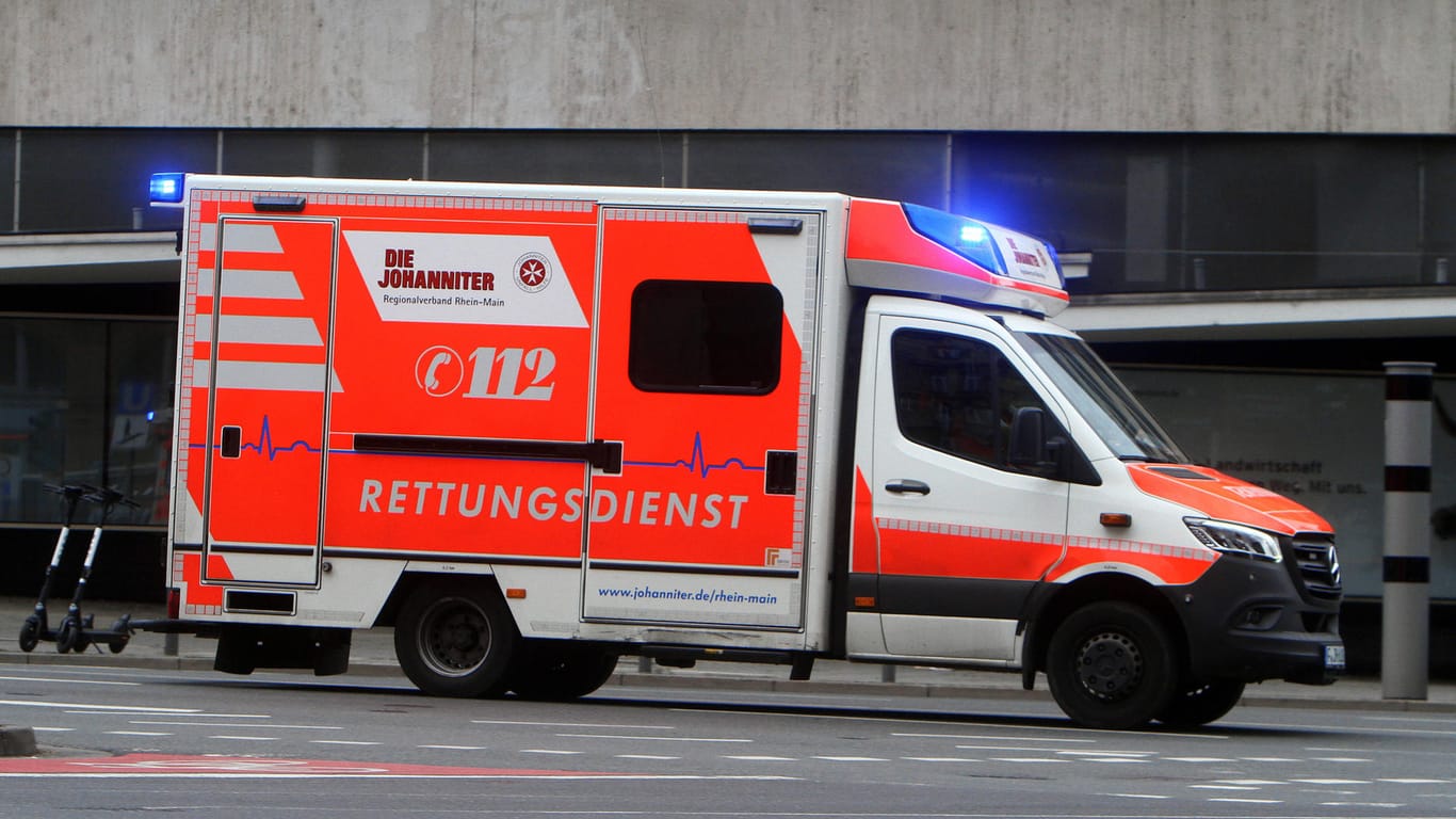 Rettungswagen der Johanniter fährt mit Blaulicht (Symbolbild): Die Frau ist im Krankenhaus operiert worden.