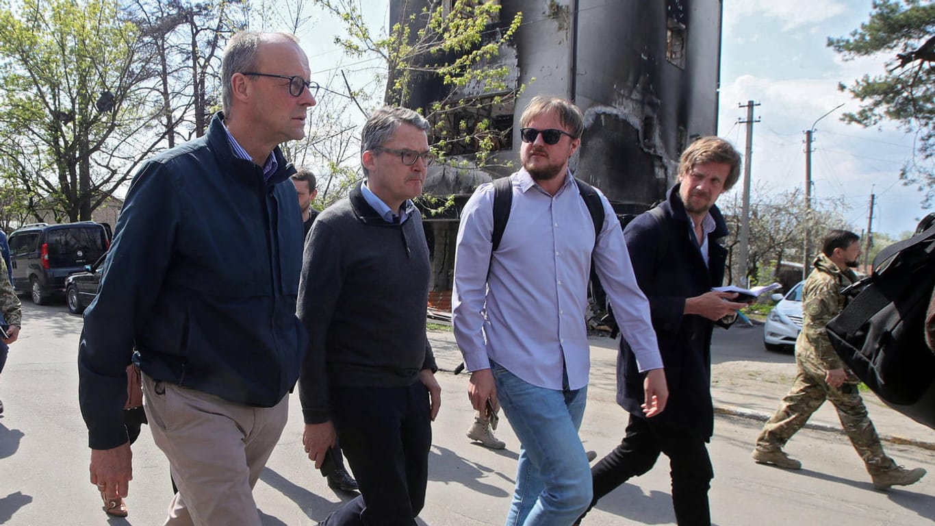 CDU-Chef Friedrich Merz (l.) mit dem Bundestagsabgeordneten Roderich Kiesewetter (2.v.l.) und t-online-Reporter Daniel Mützel (2.v.r.) in Kiew.