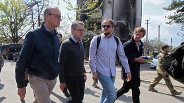 CDU-Chef Friedrich Merz (l.) mit dem Bundestagsabgeordneten Roderich Kiesewetter (2.v.l.) und t-online-Reporter Daniel Mützel (2.v.r.) in Kiew.