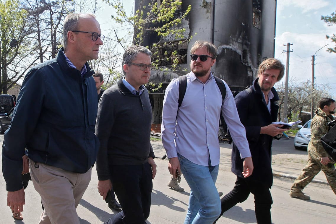 CDU-Chef Friedrich Merz (l.) mit dem Bundestagsabgeordneten Roderich Kiesewetter (2.v.l.) und t-online-Reporter Daniel Mützel (2.v.r.) in Kiew.