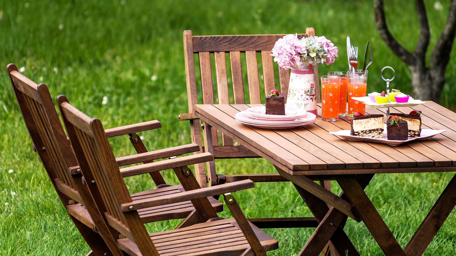 Diese schönen Gartentische eignen sich für Garten, Balkon und Terrasse.