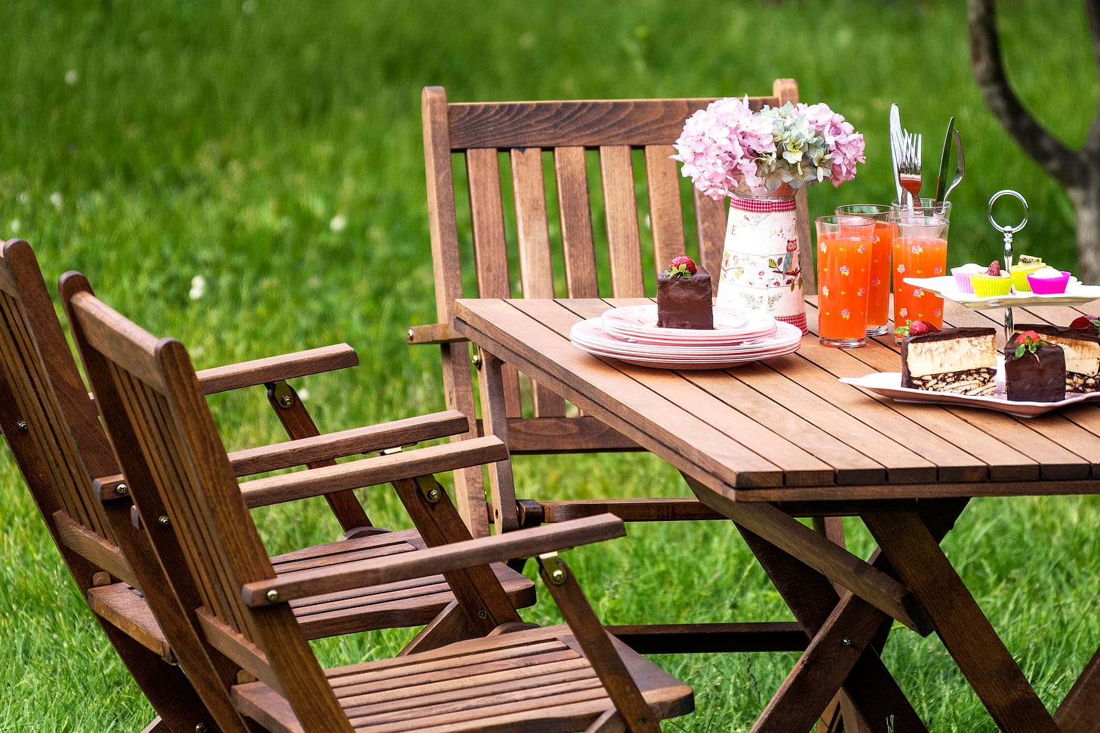 Diese schönen Gartentische eignen sich für Garten, Balkon und Terrasse.