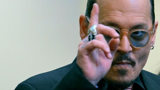 Johnny Depp hat Amber Heard wegen Verleumdung auf rund 50 Millionen Dollar Schadenersatz verklagt. Johnny Depp hat Amber Heard wegen Verleumdung auf rund 50 Millionen Dollar Schadenersatz verklagt.