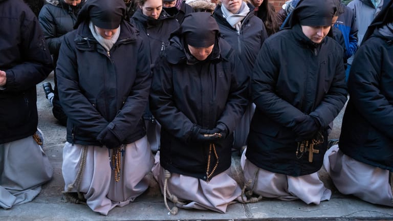 Abtreibungsgegner demonstrieren vor der St. Patricks Church in New York.