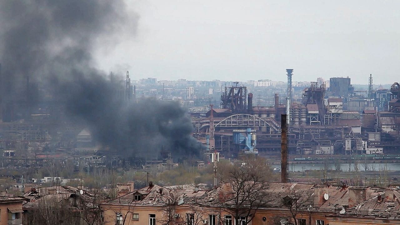 Rauch steigt aus dem Stahlwerk Azovstal in Mariupol auf. Rauch steigt aus dem Stahlwerk Azovstal in Mariupol auf.
