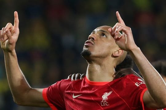 Leitete mit seinem Treffer zum 1:2 die Liverpooler Wende ein: Fabinho jubelt nach seinem Tor.