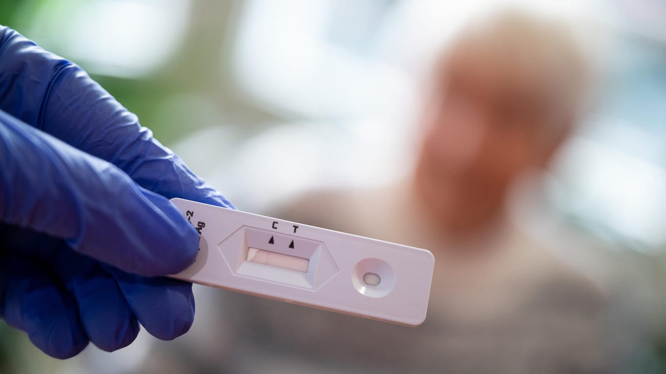 Coronavirus-Test in einem Pflegeheim: Die bundesweite Inzidenz sinkt leicht – dennoch bleiben die Ansteckungszahlen auf hohem Niveau.