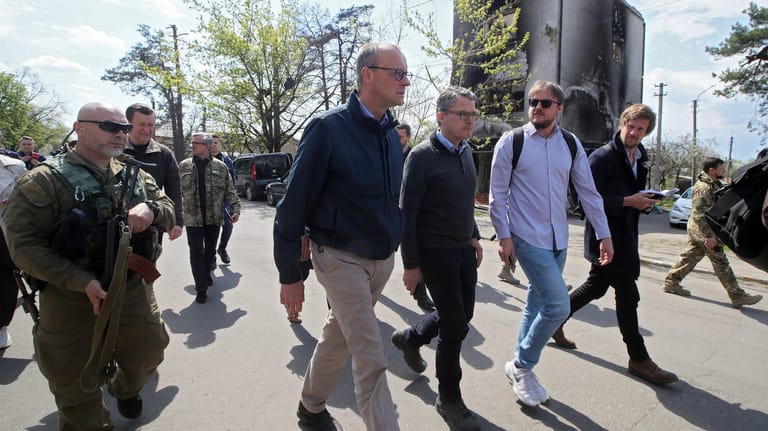 CDU-Chef Friedrich Merz mit ukrainischen Sicherheitskräften und t-online-Reporter Daniel Mützel (2.v.r.) in Kiew.