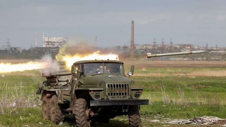 Ein russischer Mehrfachraketenwerfer beschießt das Stahlwerk in Mariupol.