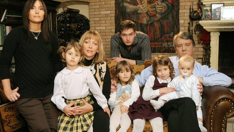 Viktor Juschtschenko (r.) im Kreis seiner Familie: Er überlebt das Attentat und wird Präsident, bleibt aber von der Vergiftung gezeichnet.