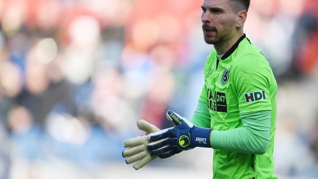 Hannovers Torwart Ron-Robert Zieler möchte noch "drei, vier, fünf Jahre auf hohem Niveau" dabei sein.