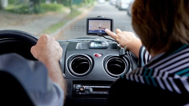 Wer sich heute für seinen älteren Wagen noch ein Extra-Navi kauft, sollte keines ohne Live-Daten kaufen, raten Experten.