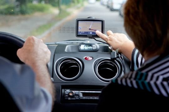 Wer sich heute für seinen älteren Wagen noch ein Extra-Navi kauft, sollte keines ohne Live-Daten kaufen, raten Experten.