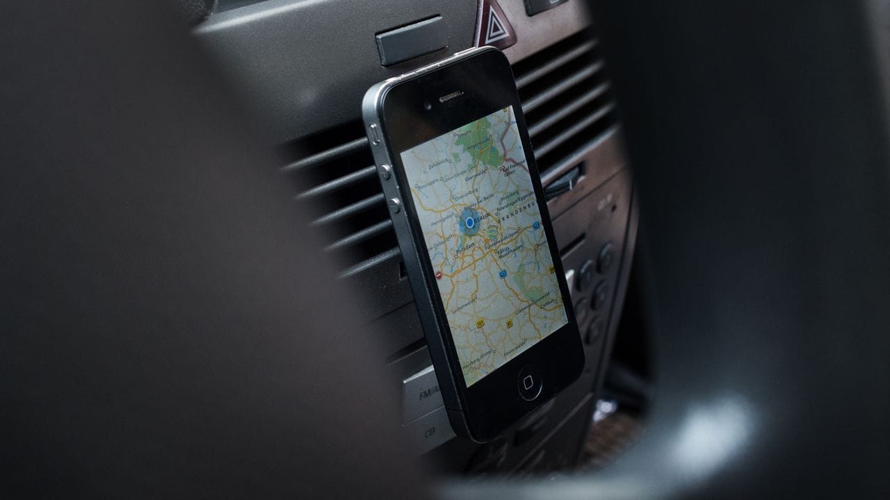An die Halterung denken: Wer sein Smartphone oder Tablet zum Teilzeit-Navi machen möchte, muss mit dieser Anschaffung kalkulieren. An die Halterung denken: Wer sein Smartphone oder Tablet zum Teilzeit-Navi machen möchte, muss mit dieser Anschaffung kalkulieren.