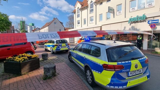 Einsatzfahrzeuge der Polizei stehen am abgesperrten Tatort: Es ist noch unklar, in welcher Beziehung der Mann und die Frau standen. Einsatzfahrzeuge der Polizei stehen am abgesperrten Tatort: Es ist noch unklar, in welcher Beziehung der Mann und die Frau standen.