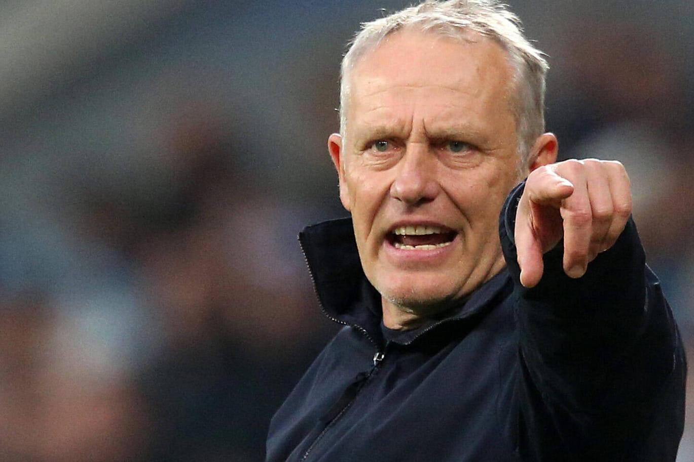 Christian Streich: Der Freiburger Trainer könnte ab der kommenden Saison einen aktuellen BVB-Stürmer über den Platz dirigieren.
