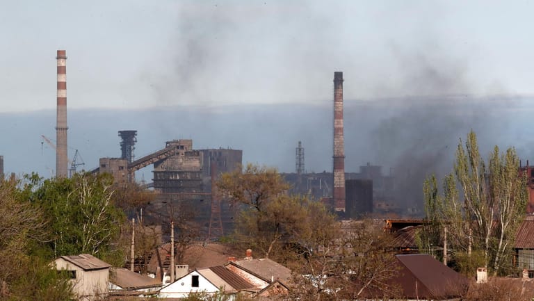 Rauch über dem Stahlwerk in Mariupol: Bei Bombardements, die dem Angriff vorausgingen, sind offenbar zwei Frauen getötet und etwa zehn weitere Zivilisten verletzt worden.