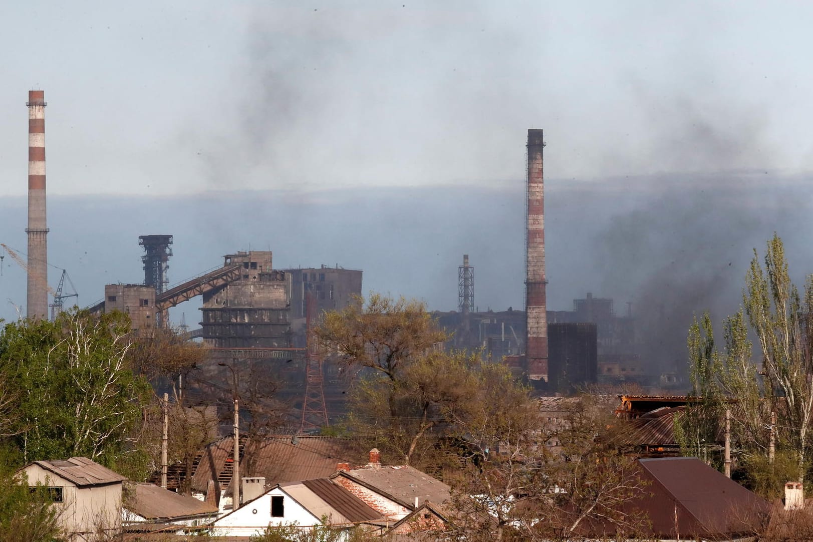 Rauch über dem Stahlwerk in Mariupol: Bei Bombardements, die dem Angriff vorausgingen, sind offenbar zwei Frauen getötet und etwa zehn weitere Zivilisten verletzt worden.