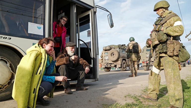 Natalia Usmanova (l) wurde am Sonntag aus dem Stahlwerk evakuiert: In einem Bus wurde sie gemeinsam mit anderen aus Mariupol in den Donbass gebracht.