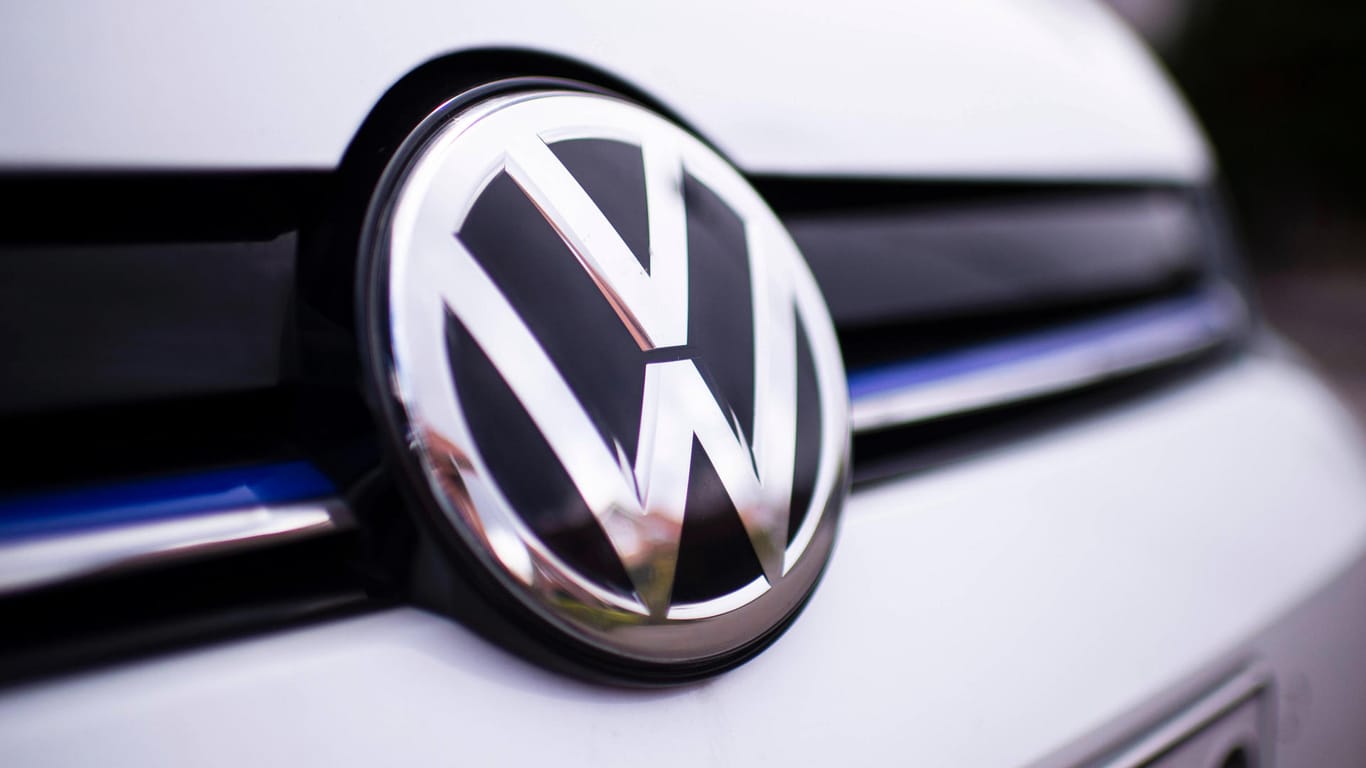 Das Logo des Autounternehmens Volkswagen (Symbolbild): Trotz des Ukraine-Kriegs macht VW Gewinn.