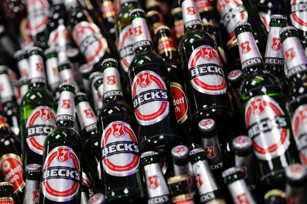 Bierflaschen (Symbolbild): Schon bald könnte das Bier in Deutschland deutlich teurer sein.