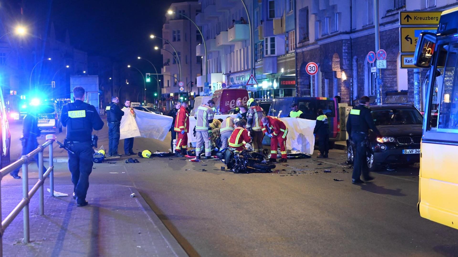 Rettungskräfte am Unfallort: Der Motorradfahrer wurde zunächst reanimiert, starb dann aber im Krankenhaus.