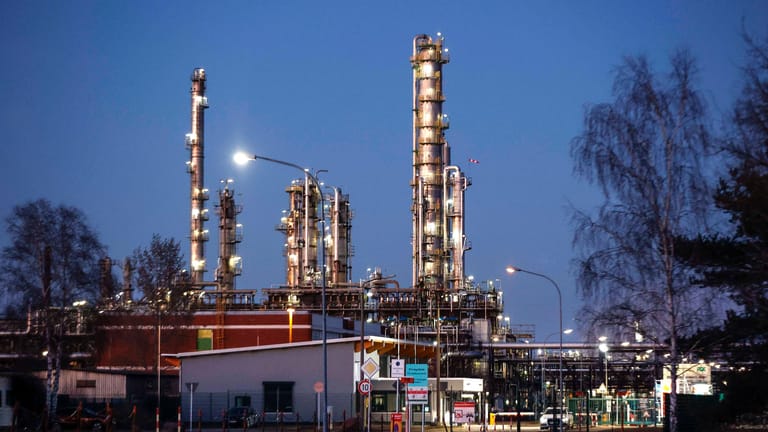 Die PCK Raffinerie in Schwedt (Archivbild): Die Raffinerie in der Uckermark hängt zu 100 Prozent am russischen Öl.