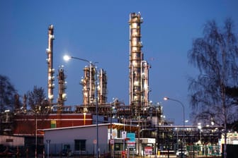 Die PCK Raffinerie in Schwedt (Archivbild): Die Raffinerie in der Uckermark hängt zu 100 Prozent am russischen Öl.