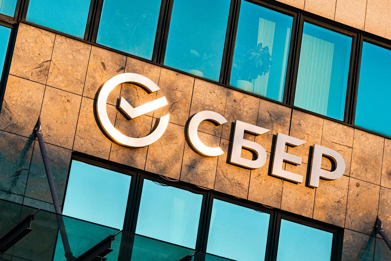 Der Hauptsitz der russischen Sberbank in Moskau: Die EU schließt das größte Geldhaus des Landes von Swift aus.
