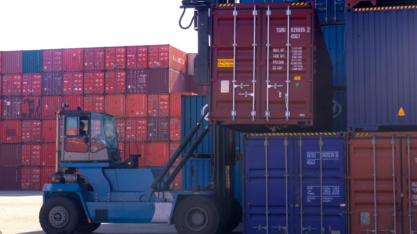 Container mit Fahrzeug (Symbolbild): Der Ukraine-Krieg hat dafür gesorgt, dass Deutschlands Exporte im März zurückgegangen sind.