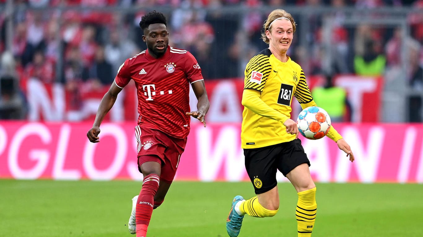 Zweikampf im Topspiel: Dortmunds Julian Brandt (r.) gegen Bayerns Alphonso Davies. Läuft bald wieder mehr Bundesliga-Fußball im frei empfangbaren TV?