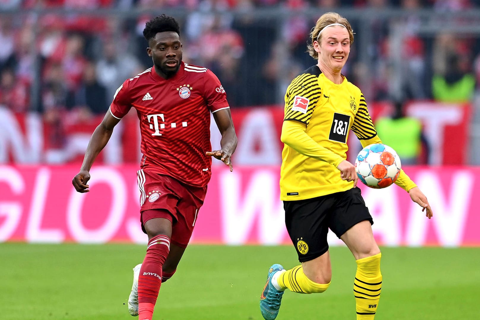 Zweikampf im Topspiel: Dortmunds Julian Brandt (r.) gegen Bayerns Alphonso Davies. Läuft bald wieder mehr Bundesliga-Fußball im frei empfangbaren TV?