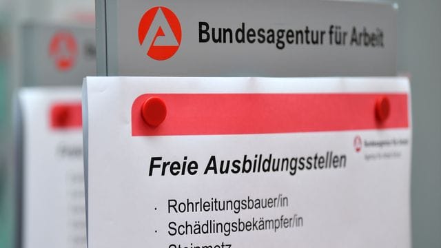 Laut einer Umfrage durch die Bertelsmann Stiftung fühlen sich viele junge Menschen bei der Ausbildungsplatzsuche von der Politik alleingelassen.