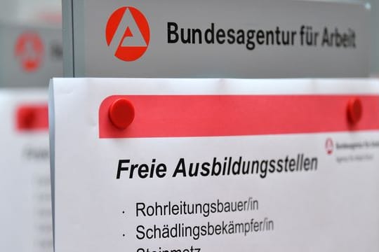 Laut einer Umfrage durch die Bertelsmann Stiftung fühlen sich viele junge Menschen bei der Ausbildungsplatzsuche von der Politik alleingelassen.