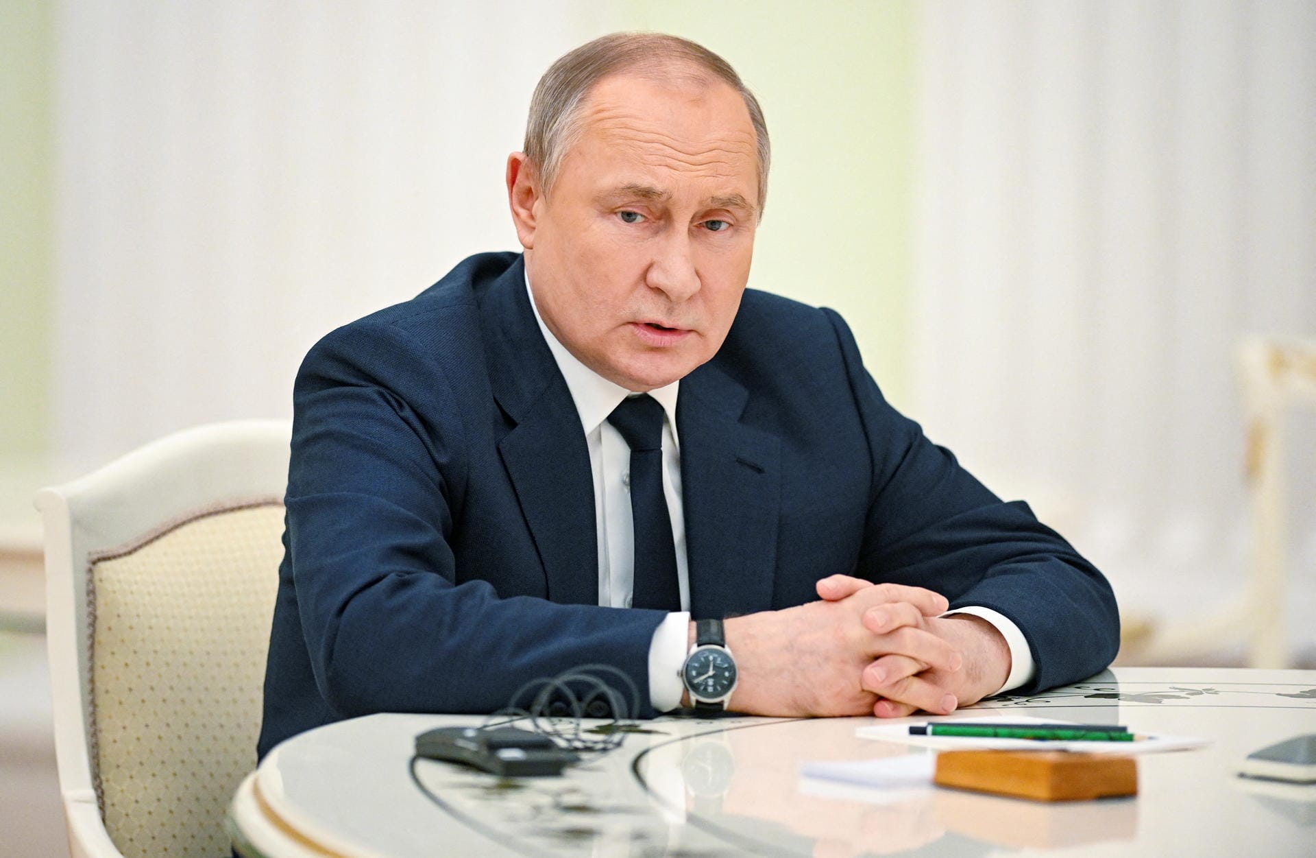 Putin stellt Forderungen an den Westen: Der Kremlchef telefoniert mit Frankreichs Präsident Emmanuel Macron und macht der Ukraine und dem Westen schwere Vorwürfe. Dabei stellt Wladimir Putin vor allem eine zentrale Forderung. Putin stellt Forderungen an den Westen: Der Kremlchef telefoniert mit Frankreichs Präsident Emmanuel Macron und macht der Ukraine und dem Westen schwere Vorwürfe. Dabei stellt Wladimir Putin vor allem eine zentrale Forderung.