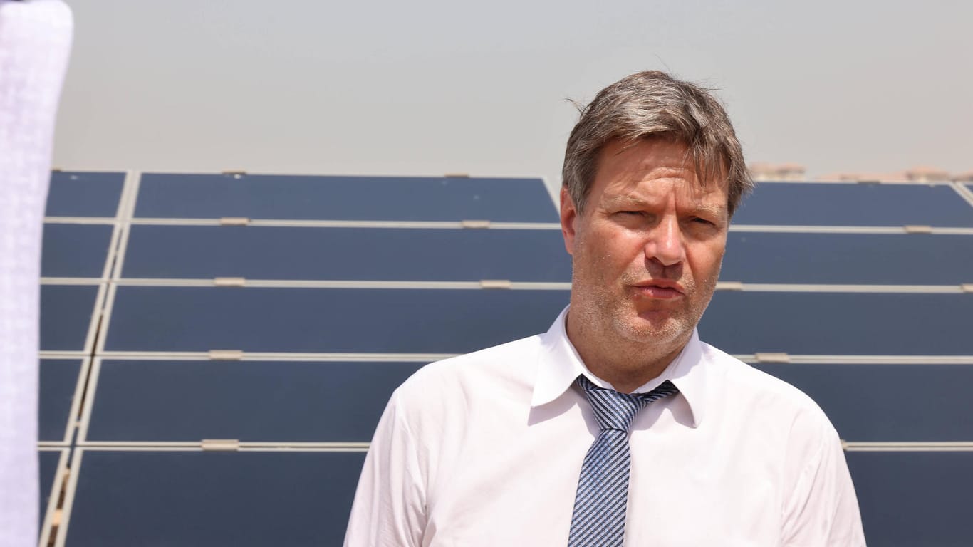Robert Habeck: Der Wirtschaftsminister in Abu Dhabi vor einer Solaranlage.