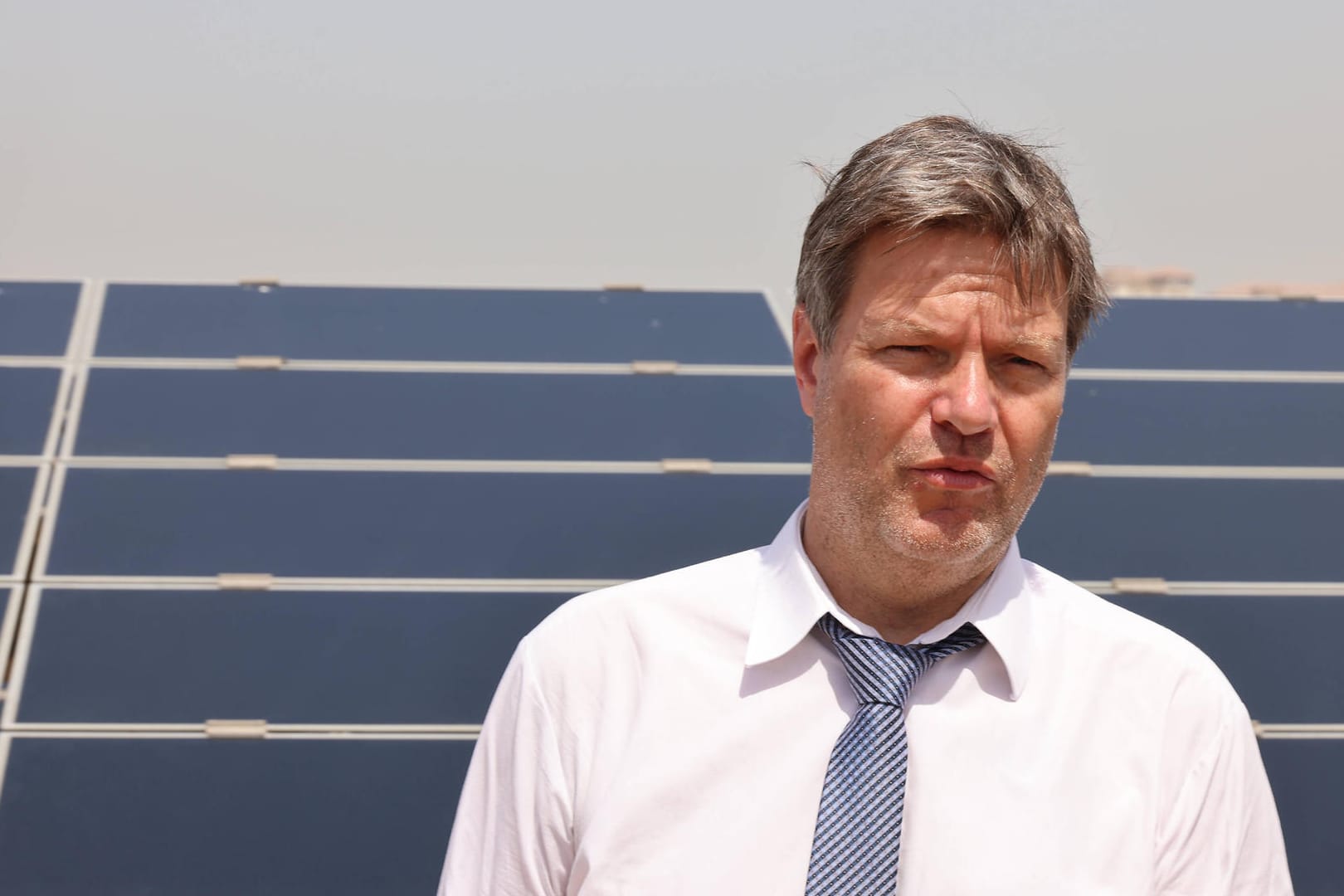 Robert Habeck: Der Wirtschaftsminister in Abu Dhabi vor einer Solaranlage.