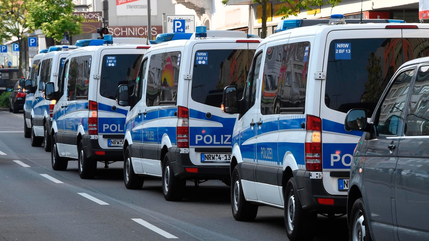 Polizeifahrzeuge in Solingen: 14 Objekte wurden durchsucht.