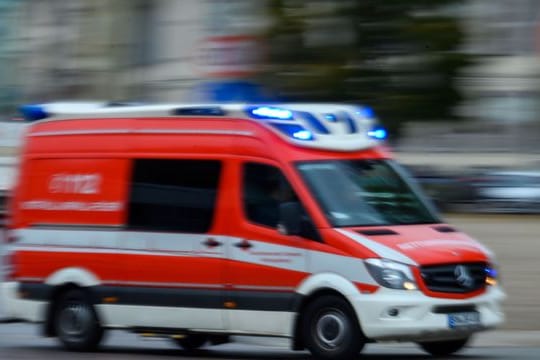 Ein Rettungsfahrzeug der Feuerwehr ist im Einsatz (Symbolfoto): Am S-Bahngleis in Köln ist eine 69-jährige Frau verunglückt.