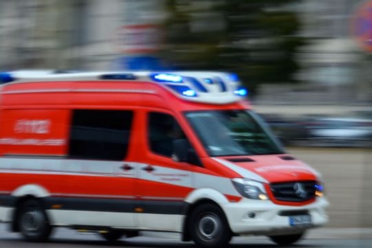 Ein Rettungsfahrzeug der Feuerwehr ist im Einsatz (Symbolfoto): Am S-Bahngleis in Köln ist eine 69-jährige Frau verunglückt.