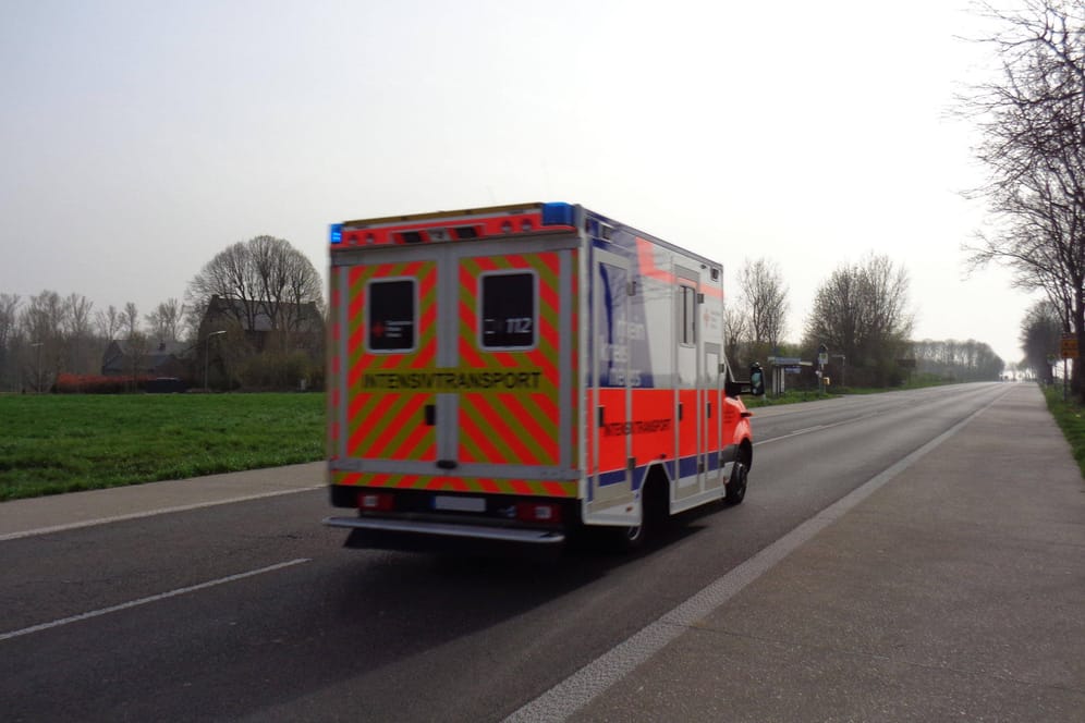 Rettungsfahrzeug - Intensivtransportes auf einer Straße (Symbolbild): Eine Frau prallte mit einem Elektro-Scooter gegen eine Zug und wurde schwer verletzt.
