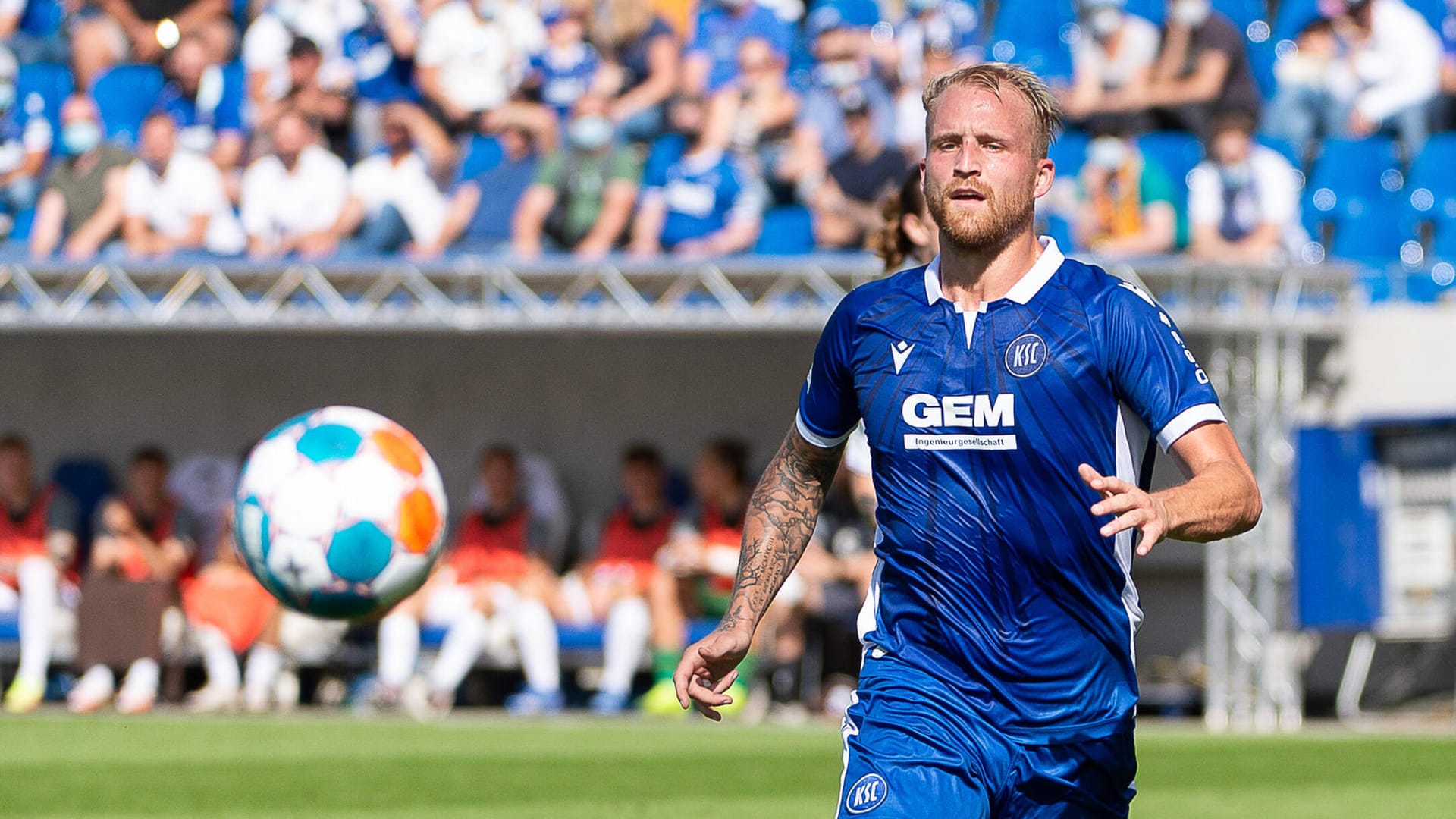 Philipp Hofmann trägt auch in der kommenden Saison ein blau-weißes Trikot. Dann das des VfL Bochum. Philipp Hofmann trägt auch in der kommenden Saison ein blau-weißes Trikot. Dann das des VfL Bochum.